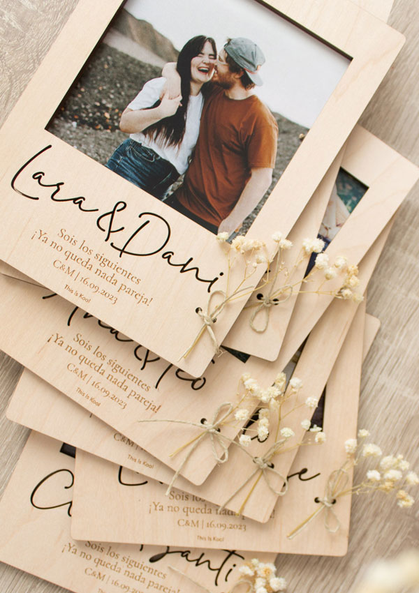 m&aacute;n portafotos de madera con mensaje especial para regalar a los padres el d&iacute;a de la boda